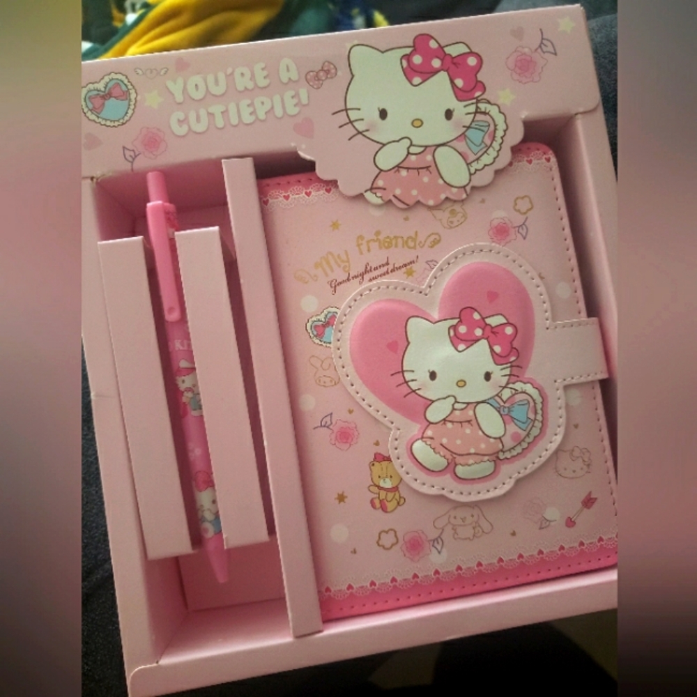 NEW Hello Kitty Memo pad & peb set